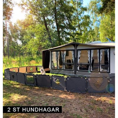 Zwei miteinander verbundene Hundegehege.