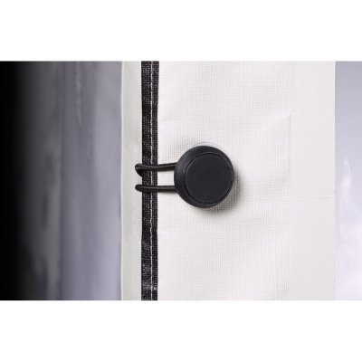 Fästs enkelt i markisens stolpar.