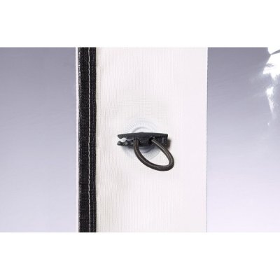 Fäst och spänns mot stolpen.