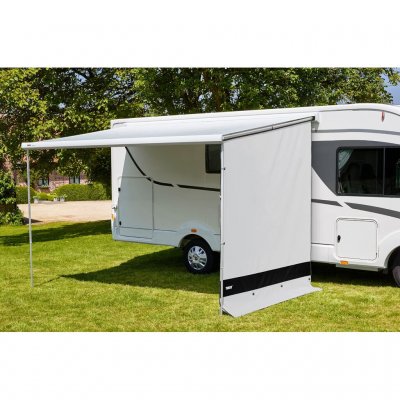 Väggen ger ett insynsskydd, ett vindskydd samt regnskydd.