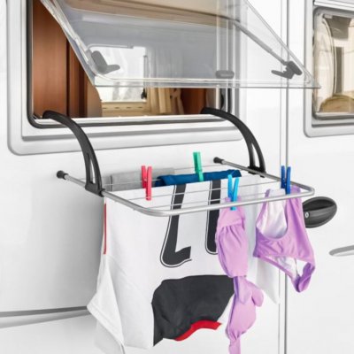 Ställningen fästs i fönstret på husvagnen eller husbilen.