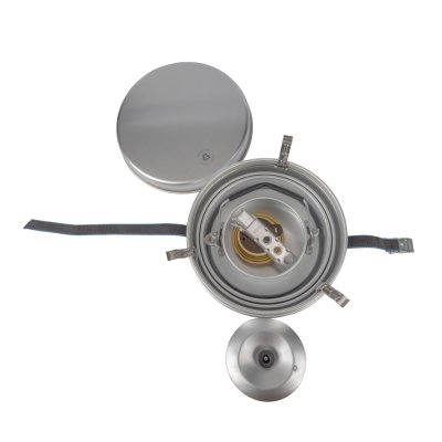 Stormköket packas effektivt med kärlen och brännaren i varandra.