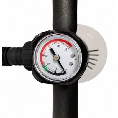 Der Druckmesser mit deutlichen Markierungen erleichtert das Aufpumpen des Zeltes.