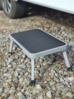 Die Trittstufe eignet sich sowohl für Wohnwagen als auch für Wohnmobile.