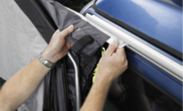 Befestigen Sie das Zelt mit Kederleiste