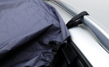 Befestigen Sie das Zelt mit Klettbändern