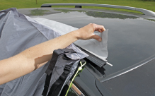 Befestigen Sie das Zelt mit Magnetbefestigung