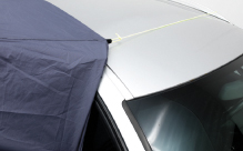 Befestigen Sie das Zelt mit Abspannleinen